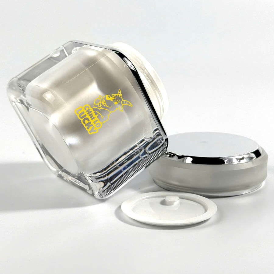 chất liệu nhựa acrylic cao cấp